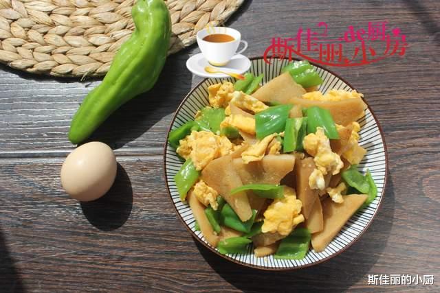 这三种食材一起炒好吃极了，营养又美味，开胃下饭又解馋，一盘不够吃