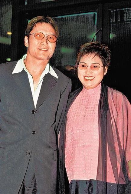 62岁前TVB花旦近况曝光，身形瘦削老公却越发有型。