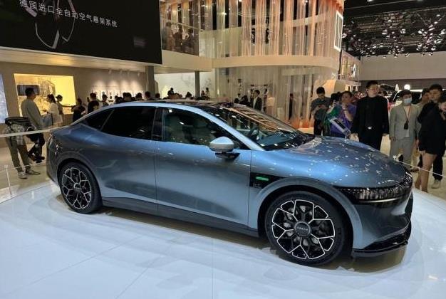2025款极氪007设计优雅，性能强劲，开创中国高性能电动车新时代