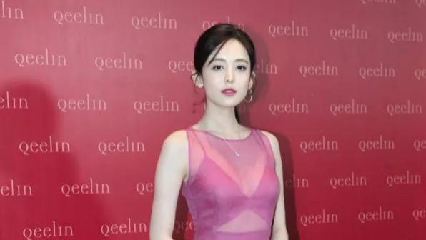 33岁娜扎国外被偶遇，穿着清凉骨瘦如柴，体态与昔判若两人