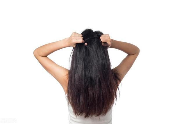 为什么头皮上总长疙瘩?或与3个因素有关,别再用手抠了