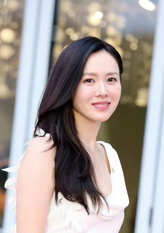 孙艺珍时隔四年走电影红毯，她穿白裙比心很甜美，29岁郑秀晶输了