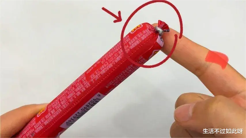 原来火腿肠铝环下藏着个“小机关”,只需轻轻一拉,便能完整剥开