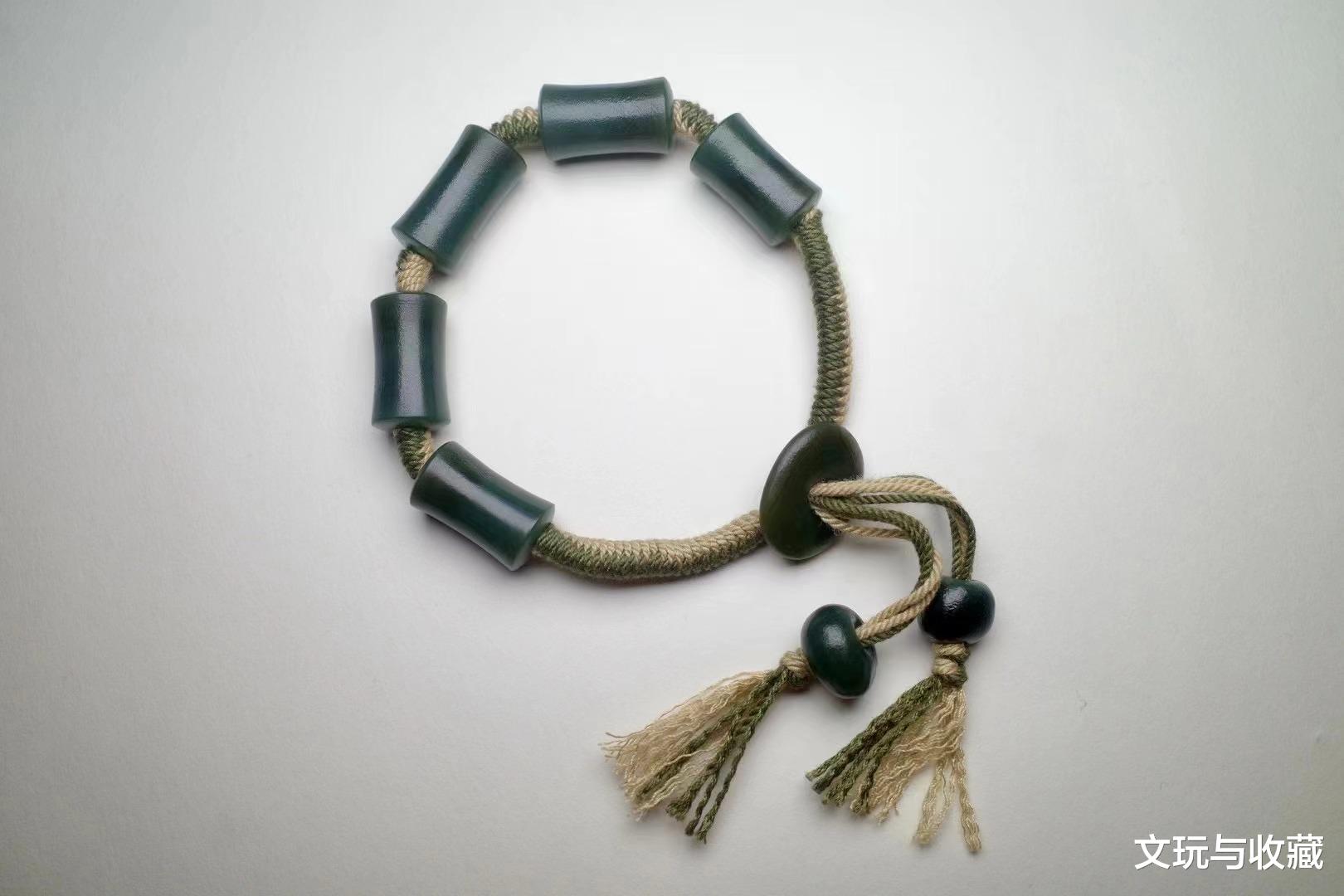 做旧的和田玉，素棉绳穿搭，普通人撑不起的气场