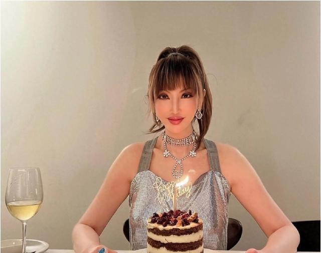 香港女星薛芷伦突然撑拐杖，疑身体出问题，患乳腺癌容貌变化大