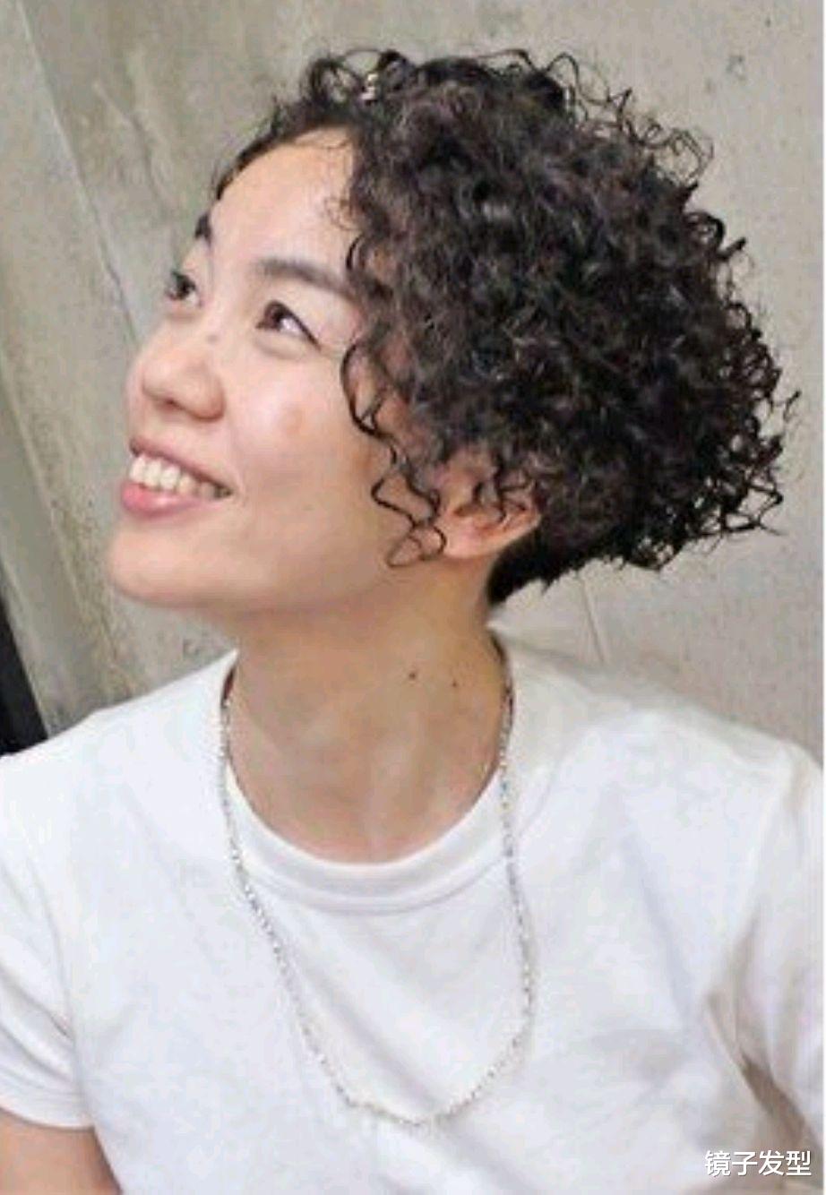 女士推边纹理烫短发,利落蓬松真时尚,很适合40岁以上的姐妹