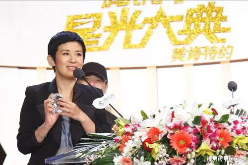 靠导演男友给饭吃？再看59岁吴君如的处境，海清的话终于得到验证