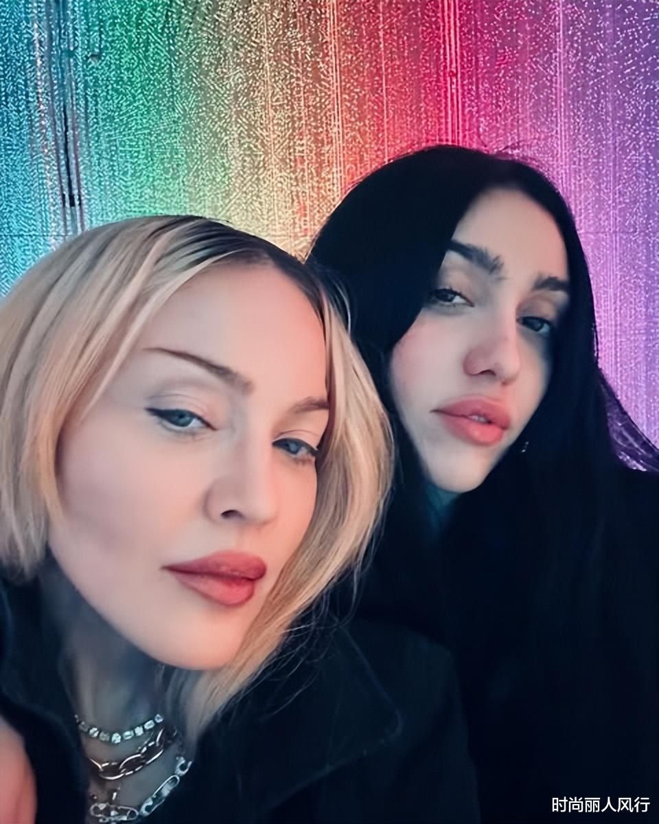 66岁麦当娜和28岁黑人小男友日本跨年好甜!扎双麻花,嫩成小姑娘