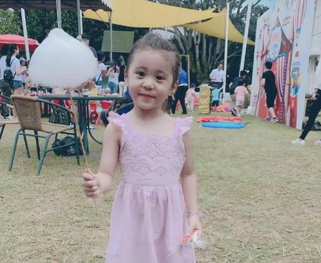 贾静雯女儿咘咘颜值跑偏，既不像妈也没随爸，却像和前夫生的大女