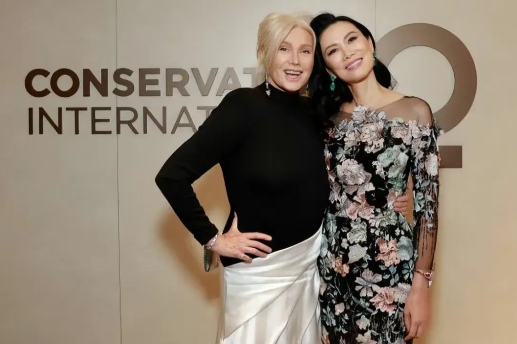 68岁黛博拉和邓文迪罕同框!穿黑白长裙单手叉腰,恢复单身仍美翻