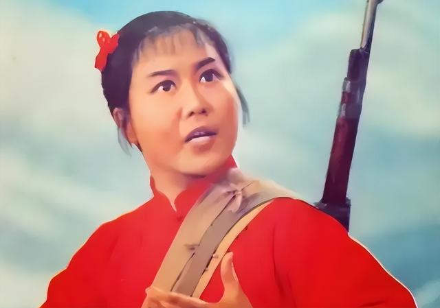 吃里爬外,永不回国?她带领30名演员选择留美,年过花甲归来