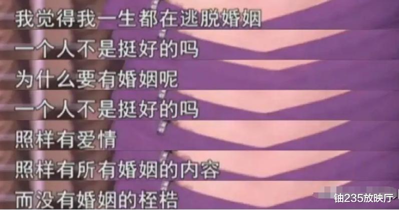 74岁刘晓庆现身国外，和小鲜肉共进晚餐乐开花，网友：不愧是庆奶