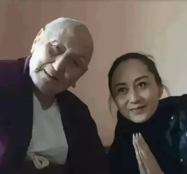 61岁李连杰和63岁利智近照，老态尽显，和普通老年人差不多