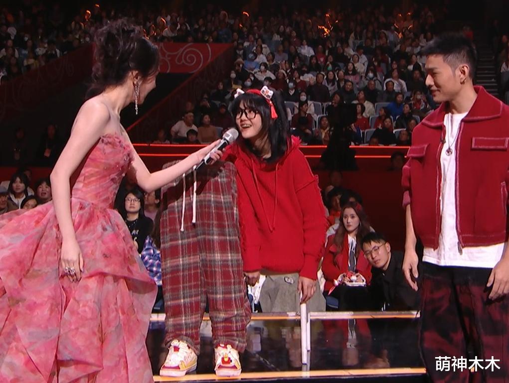 元宵晚会好热闹！何炅状态回归，哪吒上台不洗手，湖南台假唱穿帮