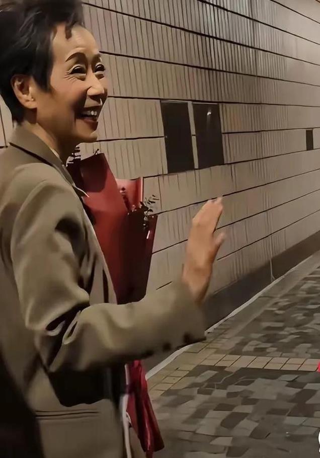 无滤镜现原形,热巴香肠嘴,高圆圆两层游泳圈,杨坤成行走的石像