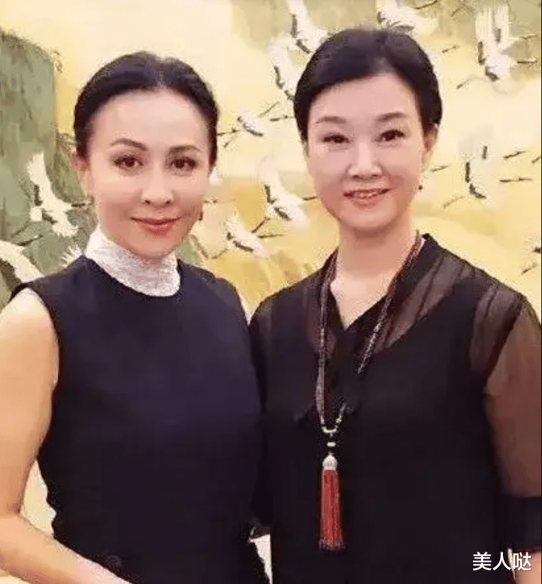 宋祖英同框刘嘉玲，仅差1岁宛如隔代人，一个优雅，一个沧桑