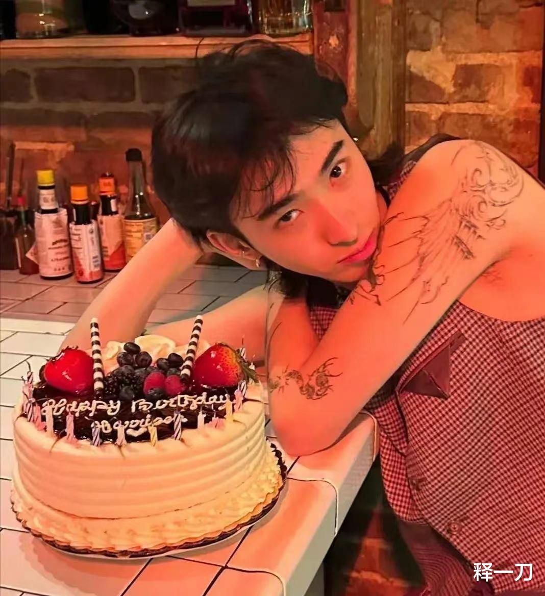 伊能静儿子美国庆生,22岁哈利晒照露手臂纹身,表情叛逆眼神犀利