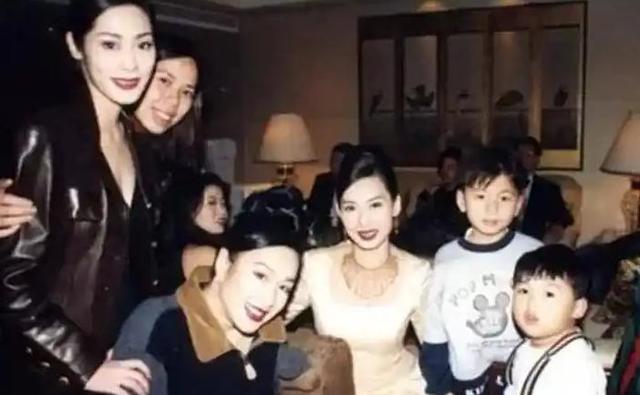 昔日乐坛巨星,和神秘大师共诞后代,街头露宿无钱住宾馆