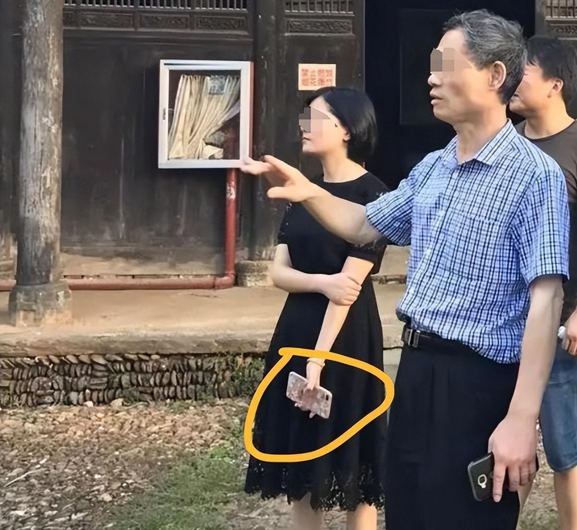 李佩霞毛奇曝更多亲密合影，两人形影不离