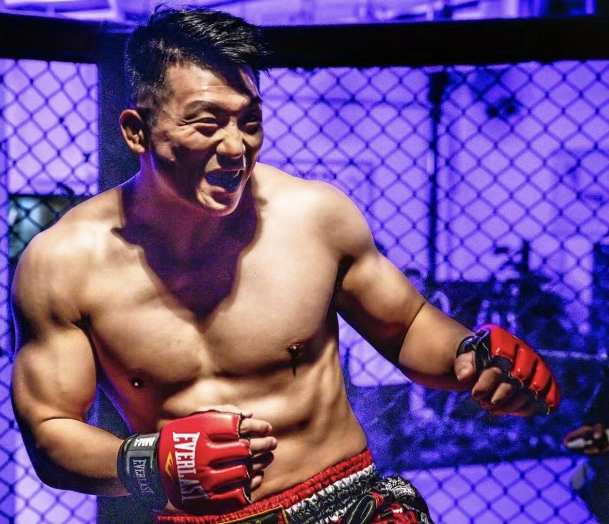 硬派动作电影《古董计中计之龙璧之战》爱奇艺热映中......