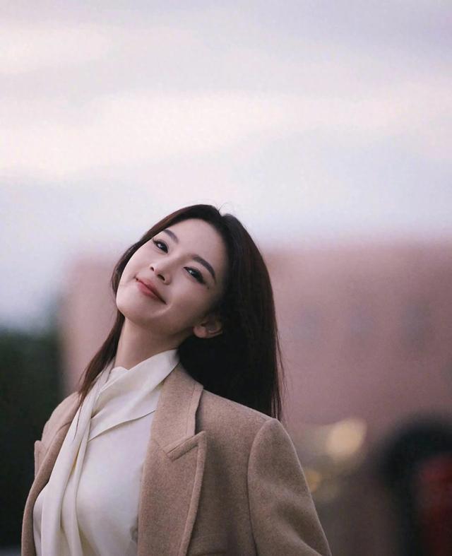 陈瑶，美丽而又大方。