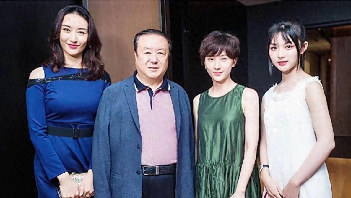 一婚娶央视主持，二婚娶演员，三婚娶小30岁美女，64岁才当爸