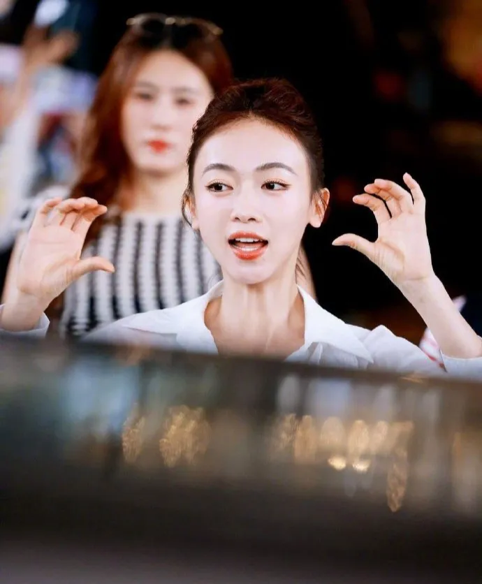 吴谨言密室大逃脱路透被赞松弛感满满！白衬衫高马尾，元气大学生