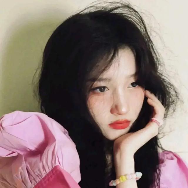 关晓彤,不刻意露大长腿,反而更美,更有女人味,性感勾魂的很!