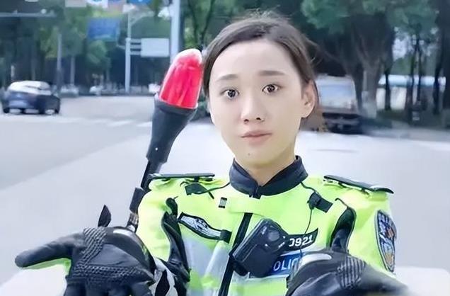 原来闫妮的女儿就是她,23岁就当上女一号,网友调侃:演技差远了