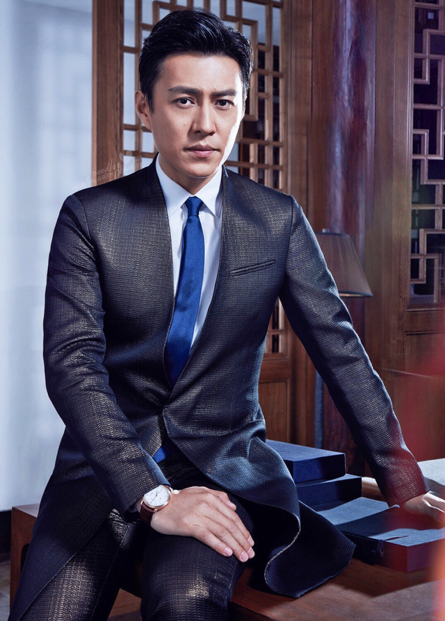 47岁靳东英国被偶遇,头发花白啤酒肚明显,网友:真成老干部了