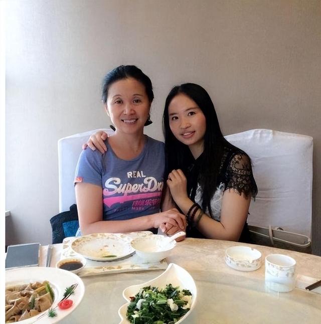 黄菡|非诚勿扰黄菡当婚礼证婚人，面容苍老走路踉跄，住千万别墅带外孙