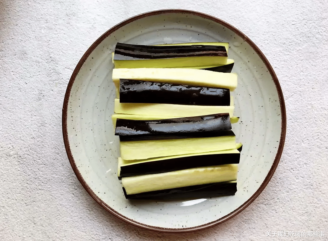 蒸茄子时,不要直接上锅蒸,多加一步,茄子不发黑,鲜嫩有食欲