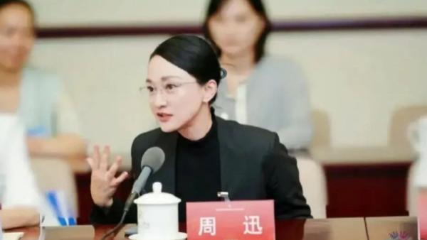 周迅现身人民大会堂，“上半身体制内，下半身演艺圈”，引领时尚新潮流