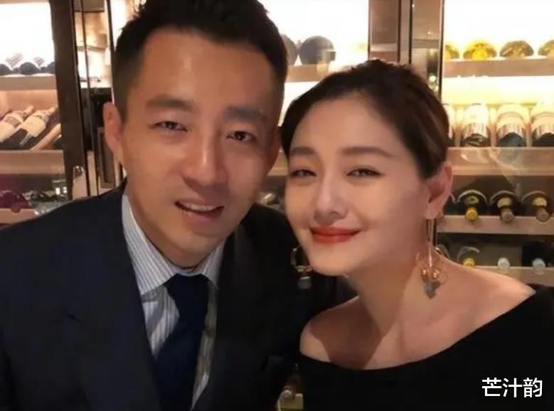 汪小菲求婚成功后首次露面，状态却略显憔悴，张兰大方维护准儿媳