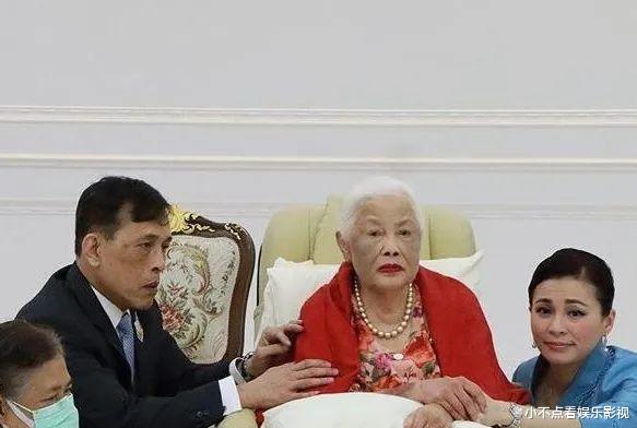 苏提达美似天仙,42岁重回颜值巅峰,“桃花妆”泰王直勾勾盯着她