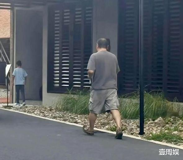 王菲前夫窦唯近照曝光,跟友人喝茶烟不离手,离婚25年变化太大