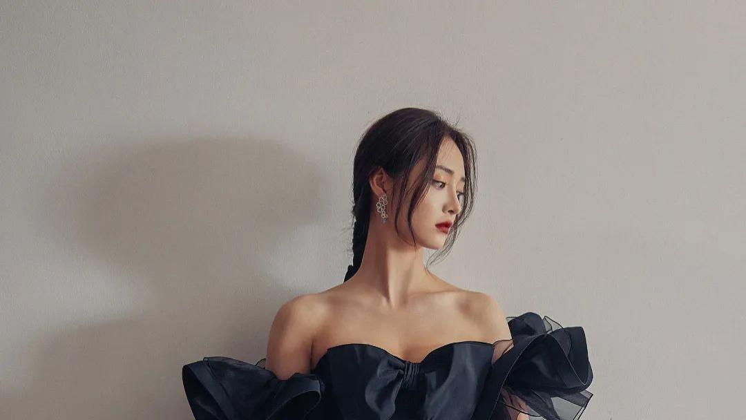 周洁琼，精选高清美图，柳腰花态，笑靥生花！