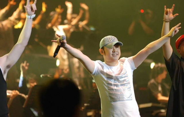 刀郎离婚30年，前妻含泪自述：他住着豪宅，我却一无所有