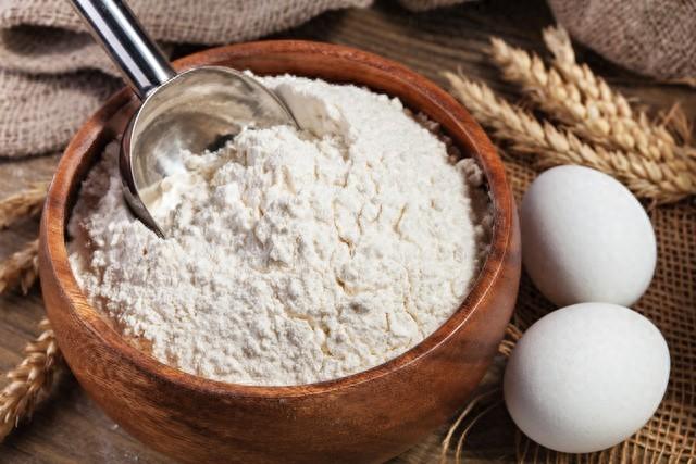 面粉里的秘密已被揭开,里面含有十多种添加剂?看完长见识了