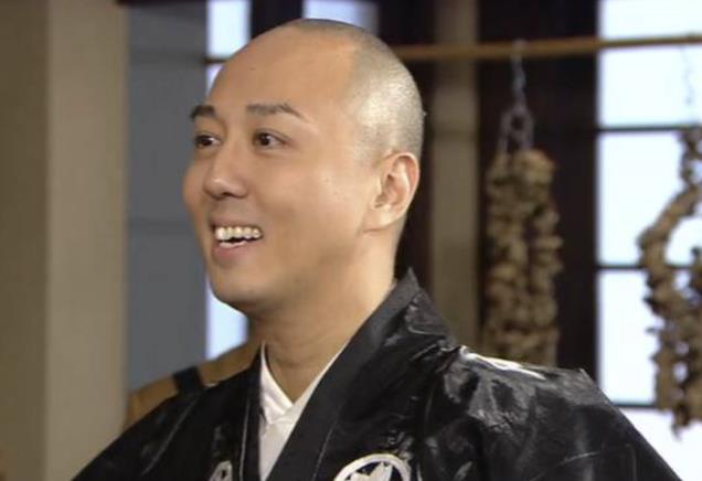 过气港星有多落魄戴耀明餐厅洗碗扫厕所，杨思琦200人还通宵直播