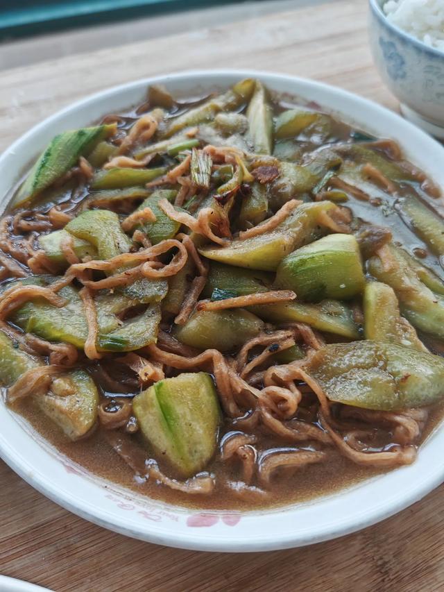 小县城四口之家晚饭，四个菜不到20块钱，有荤有素，网友：真贤惠