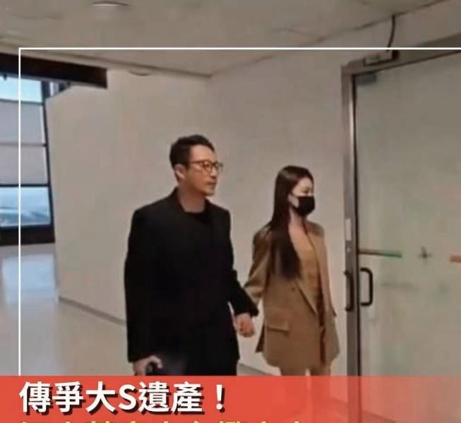 汪小菲抵台遭围堵！拎黑色大包表情微妙，表现比之前聪明太多了！