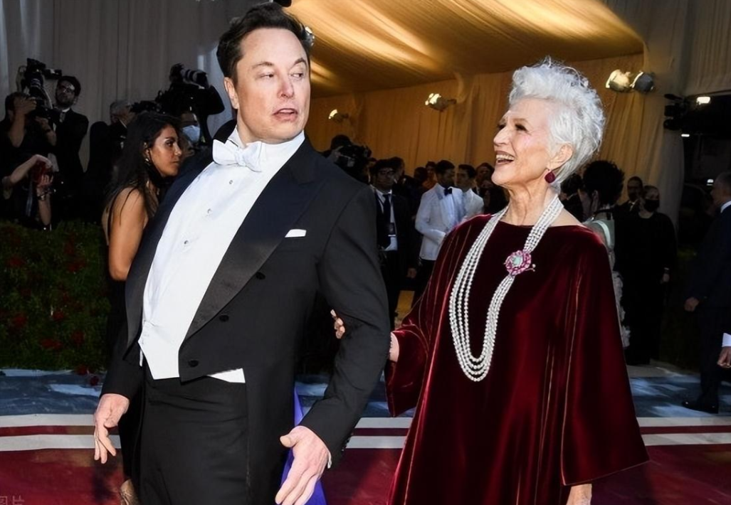 75岁梅耶马斯克出席晚宴!穿银色亮片裙坐姿挺拔,同场还有梅洛妮