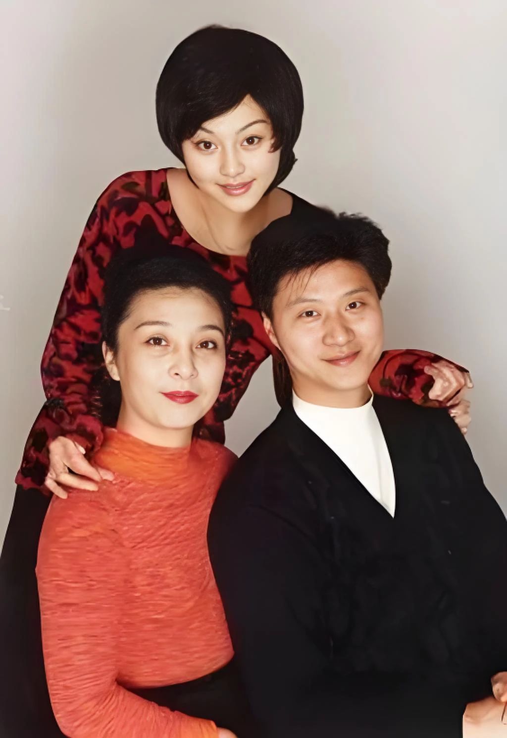 43岁范冰冰现状：头发白了一半，未婚单身，弟弟走红