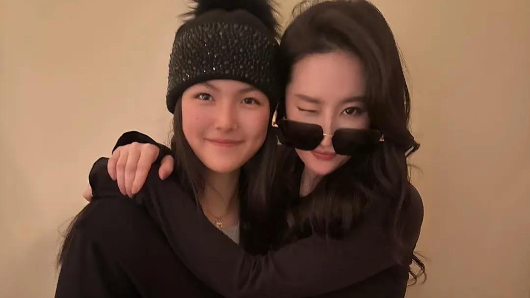 李湘家过圣诞！王诗龄被刘亦菲搂着合影，王岳伦陪同母女俩吃大餐