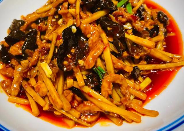 曝光武汉天价土菜馆,鱼烧的漆黑,大中午热死还排队,你说气人不