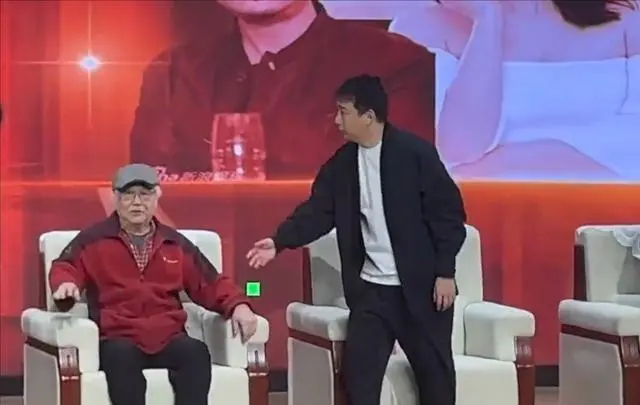 黄磊厨艺风波发酵,首次公开露面被人喊“豆角”,脸色难看装忙碌