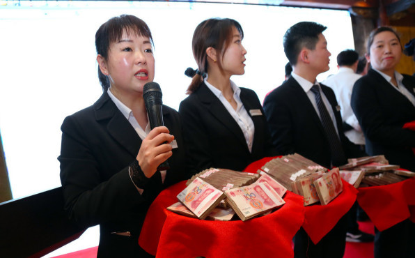 公司完成千万合同,发奖金总监20万主管10万,员工仅发200元红包