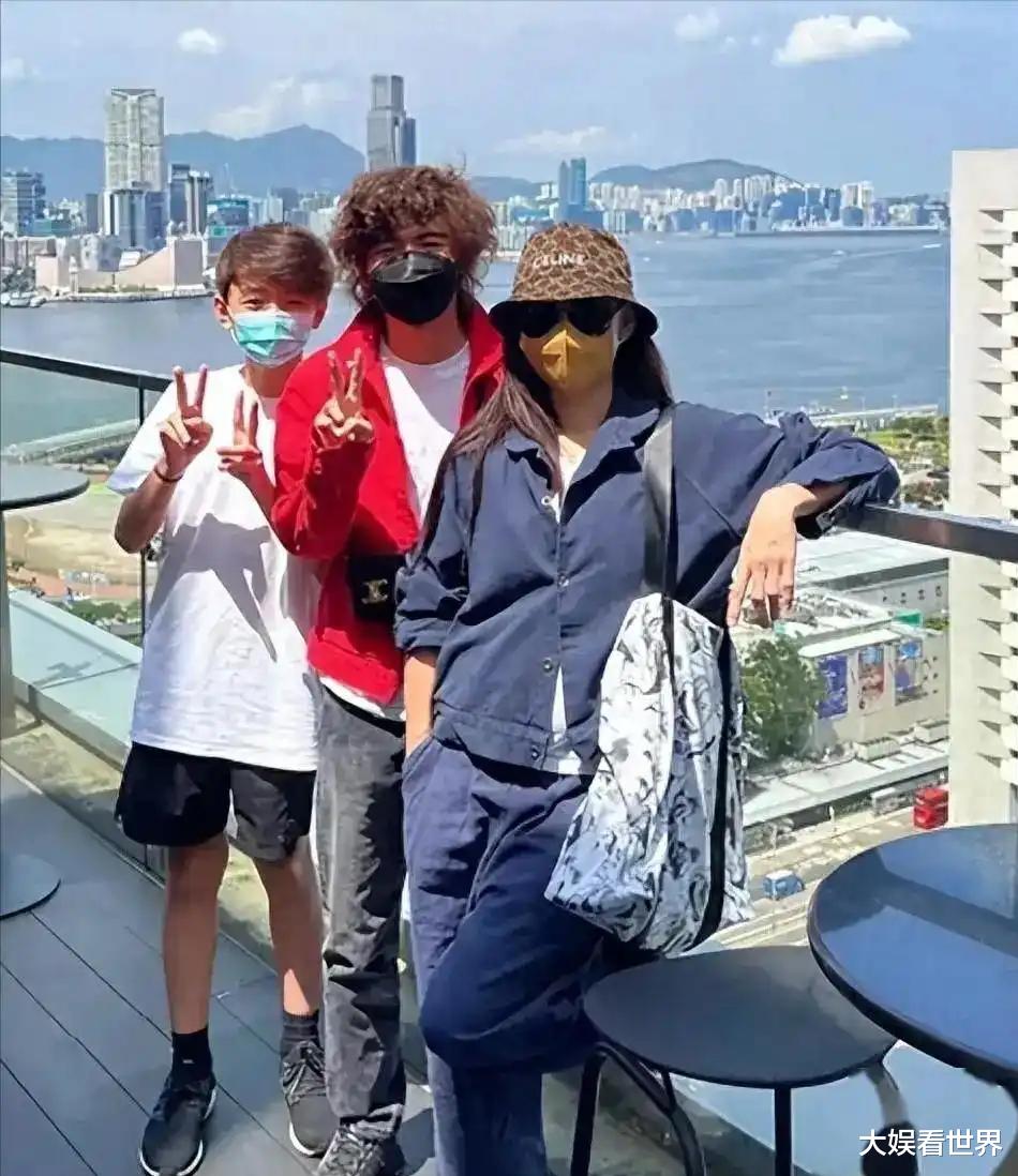 赵露思近照曝光，本人坐轮椅看书精神好转，已开口说话做康复训练