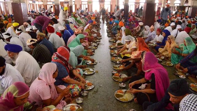 为什么印度人不使用餐具？非得用手抓饭来吃，现在告诉你